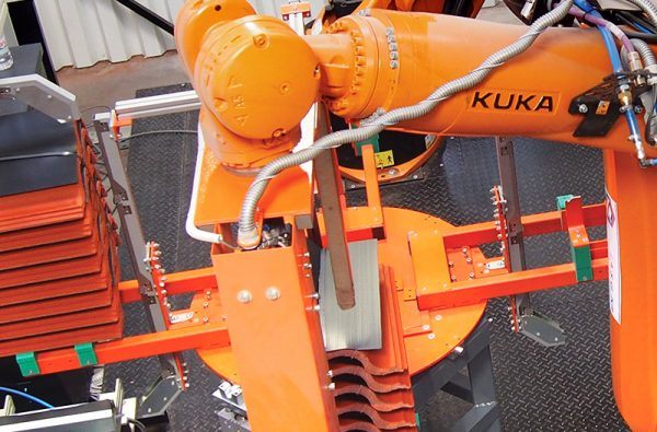 Od 2017 leta Uporabljamo robotsko tehnologijo v naših tovarnah.